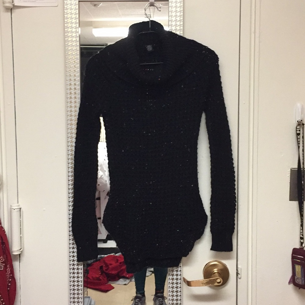 Black color dot sweater